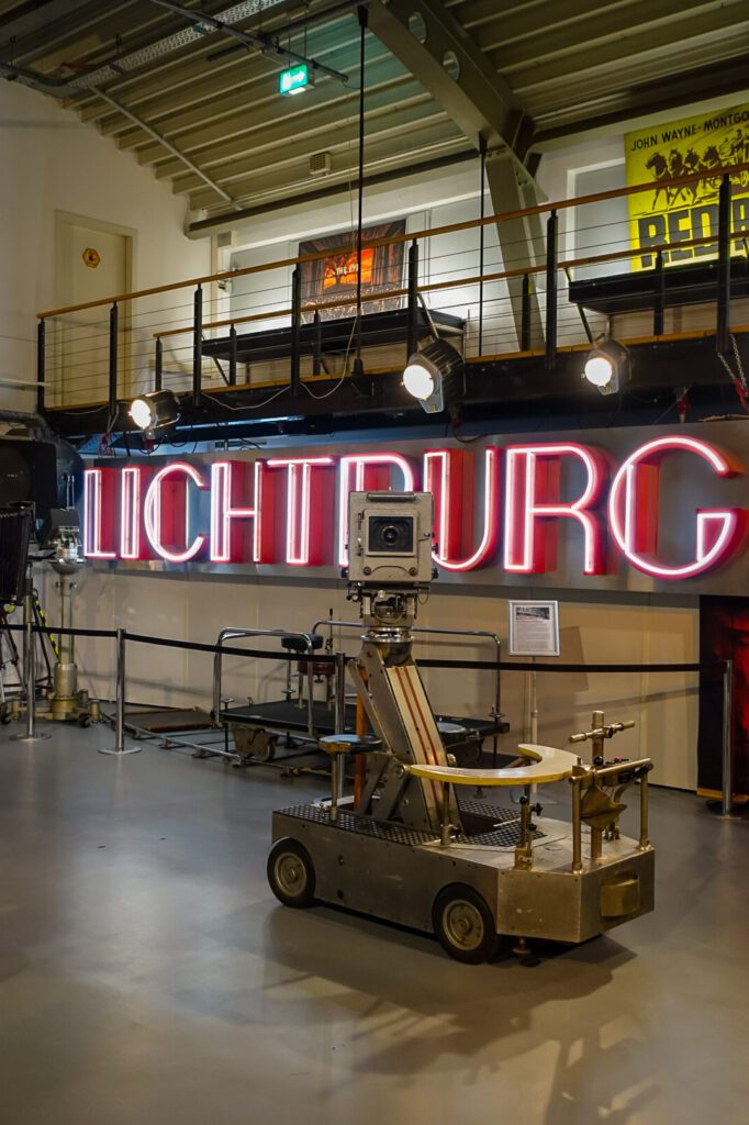 The film museum is located around the corner from Carlsplatz in Düsseldorf. On the top floor discover a room with a neon sign displaying the words in red and white "Lichtenburg". You can also discover a vintage video camera set as well as posters for movies which have been developed and produced in Germany. Entry to the Filmmuseum in Düsseldorf is free on Sundays, along with other museums which offer free entry on "Museumssontag".