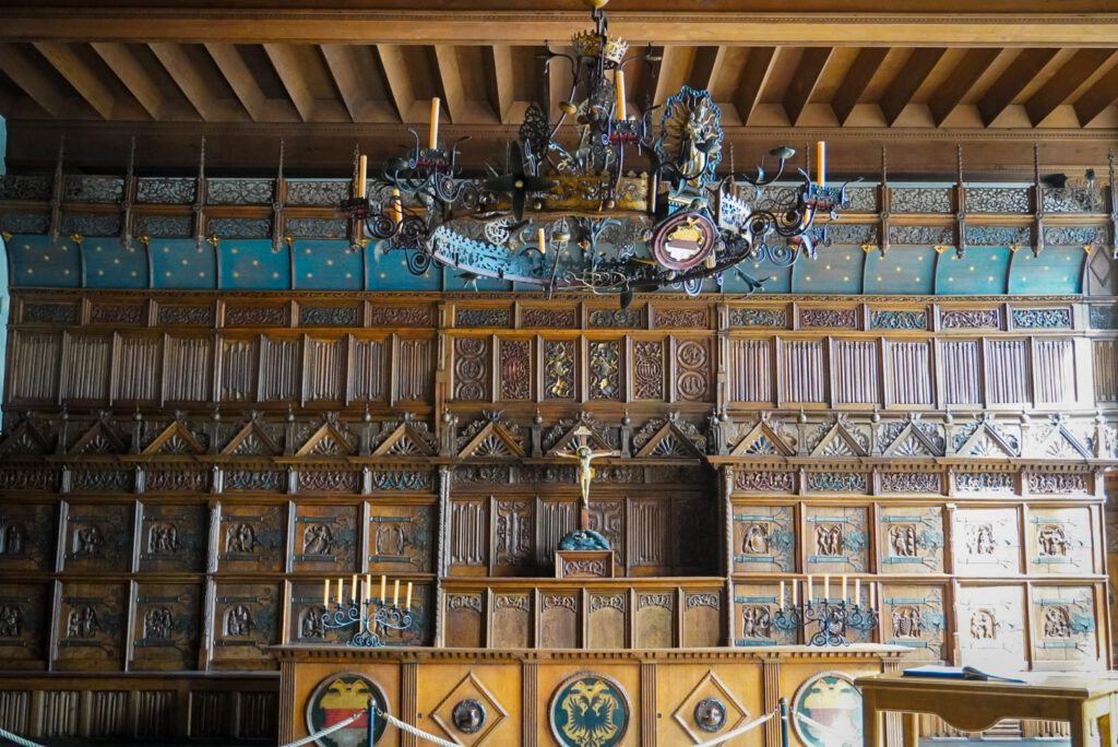 The Hall of Peace (Friedensaal) is located in the historic town hall on the Prinzipalmarkt in Muenster. Entry to the hall costs only 3 euros and often political meetings are held here. The walls are made out of wood and have intricate carvings. There are chandeliers hanging down from the ceilings.