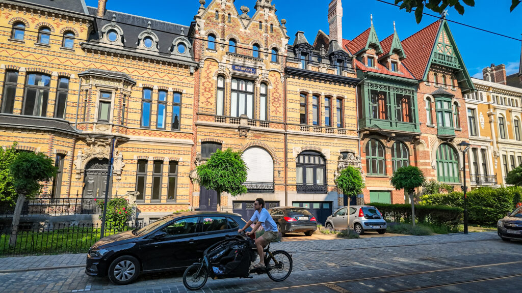 Walk along the iconic street "Cogels Osylei", where you can admire various mansion houses. The street is located in the district of Zurenborg in the city of Antwerpen.