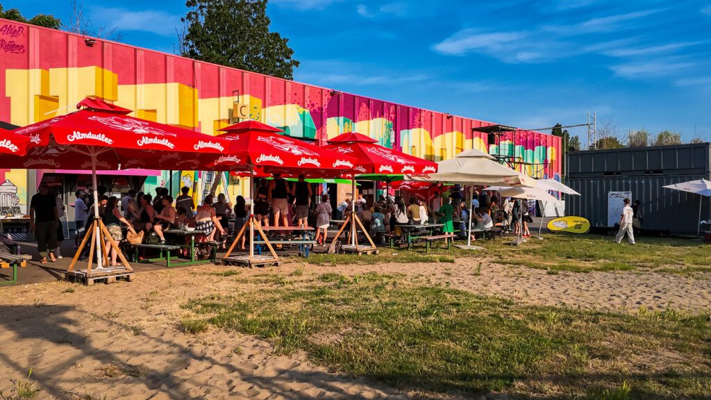 As part of the Meeting of Styles festival dance battles take place between local dance groups. The public can watch these for free and also enjoy drinks at the bar.