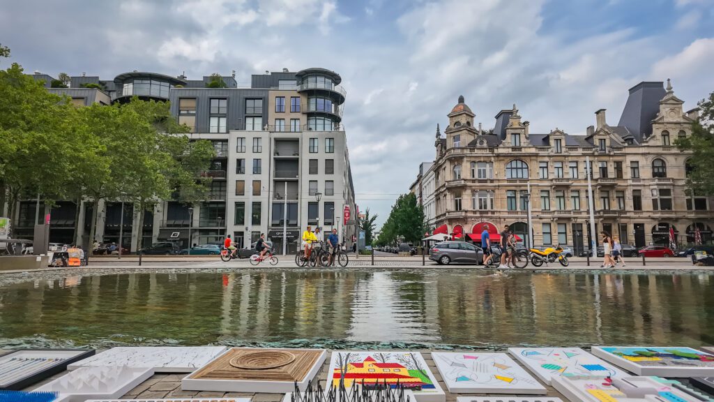 The Lambermontmartre - the largest painting market in the whole of the Benelux takes place directly in front of the KMSKA museum in the city of Antwerpen. Vendors travel from Paris to sell their colourful paintings.