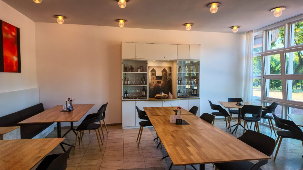 There is a cafe/restaurant at Kloster Gerleve on the Camino de Santiago Route. This is available for both day and overnight guests.