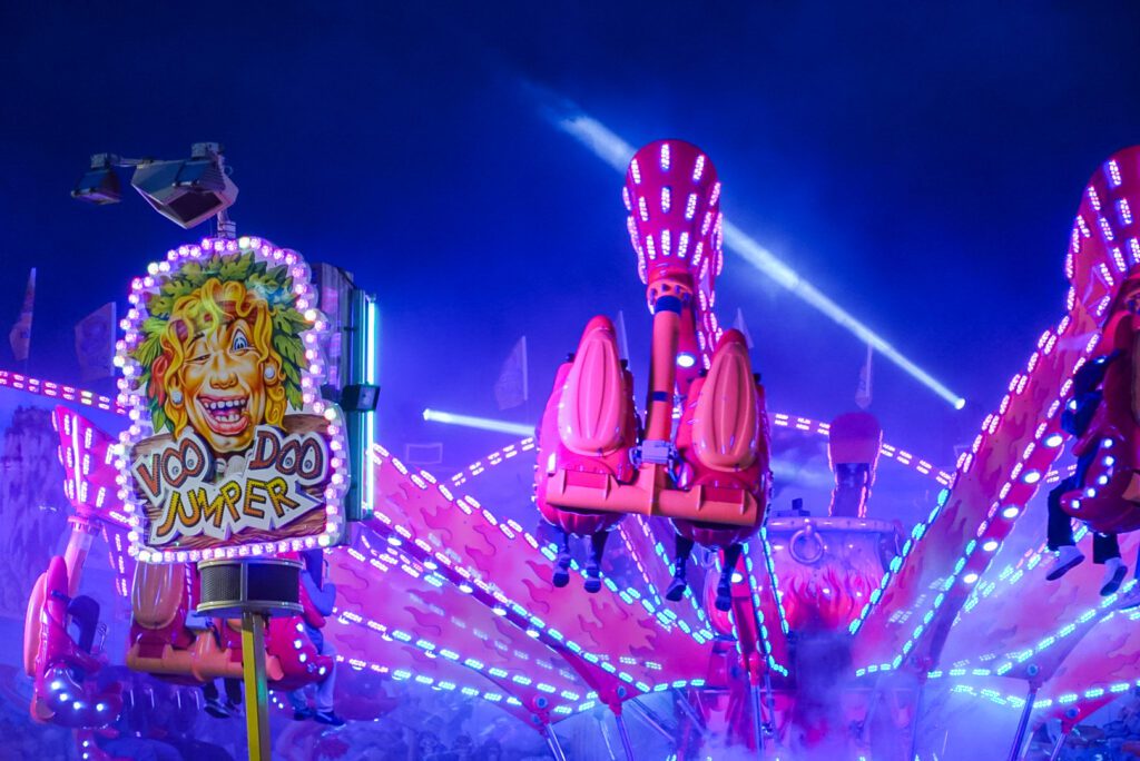 Voodoo Jumper is one of the state-of-the-art attractions at the Kirmes in Köln. The fairground ride impresses guests with colourful lights, smoke and fire effects.