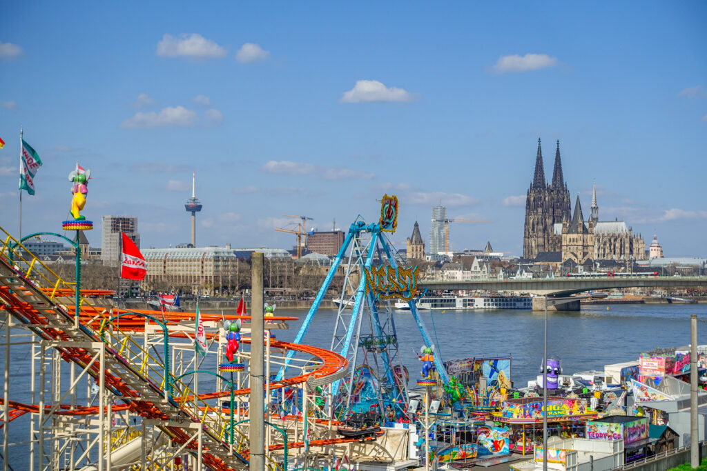 Admire stunning views from the funfair in Cologne-Deutz onto the river Rhine and the Cologne Cathedral. Popular attractions include the "Wilde Maus" and the "Nessy" swinging ship.